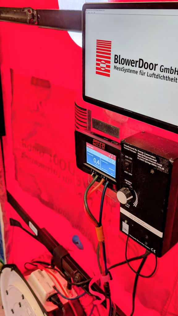 Tiiveysmittauslaitteisto pientalon mittauksessa